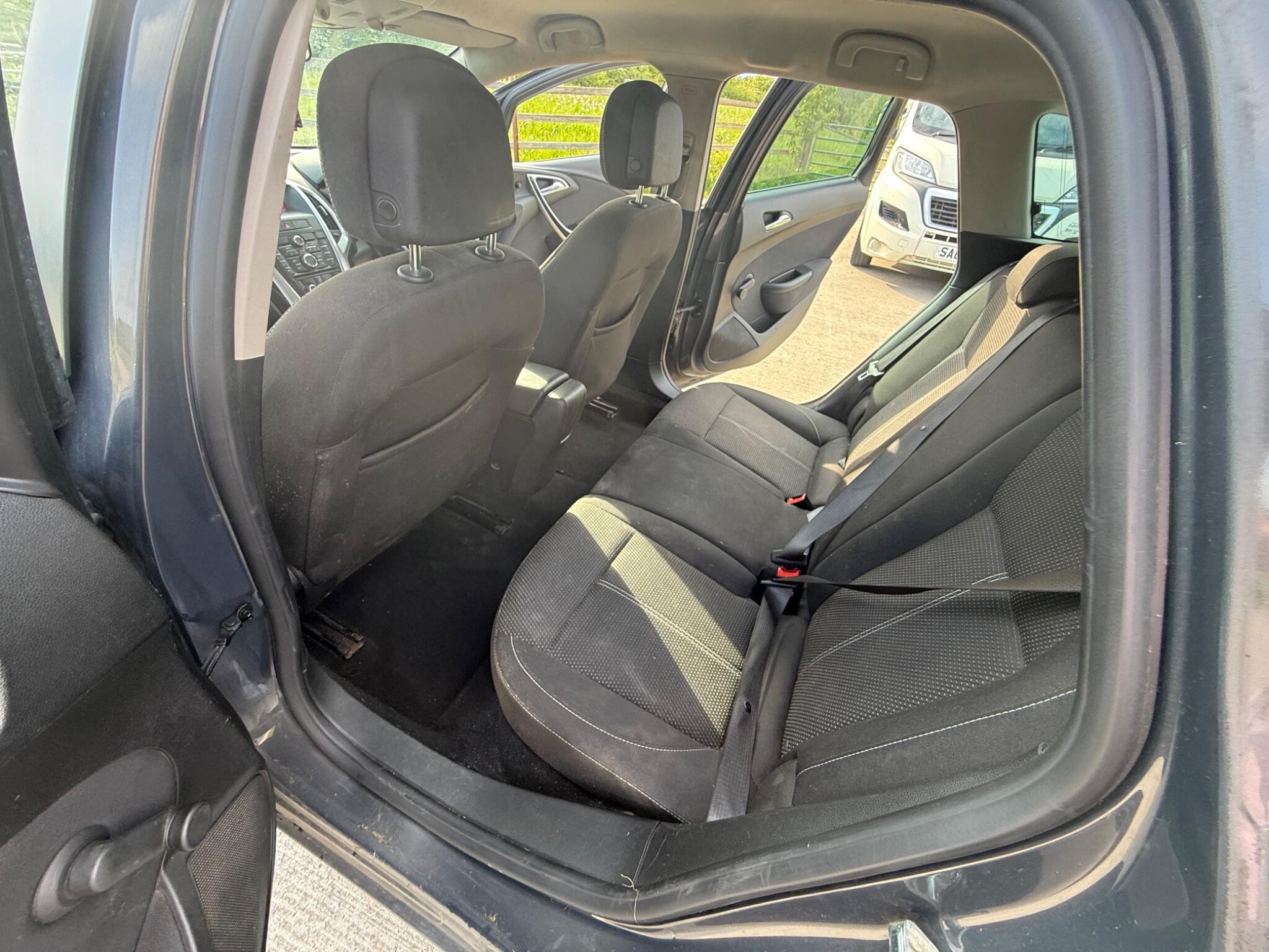 Vauxhall Astra 1.7 CDTi ecoFLEX SRi Sports Tourer Euro 5 5dr — photo 75 of 86